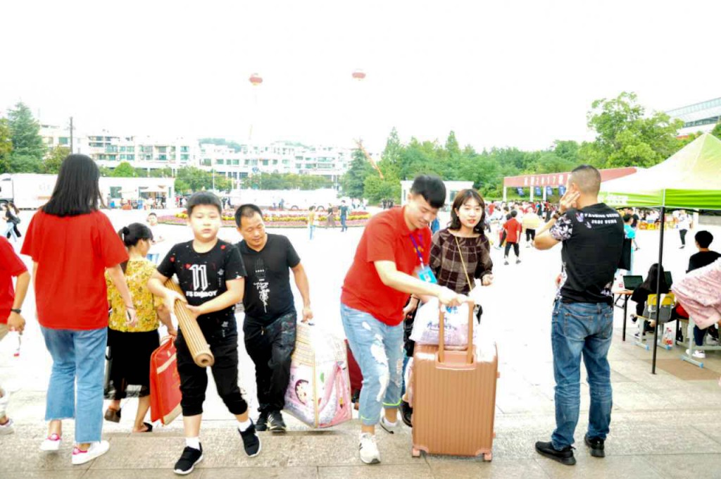 每一位新生都承载着一个家庭的期望，“送新”人群中，不乏举家前来者