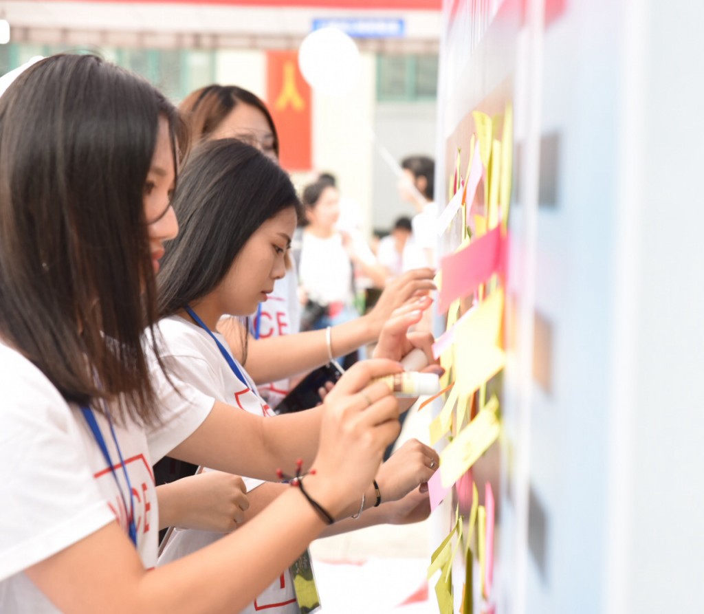 在长征，让我们一起书写最美的诗篇